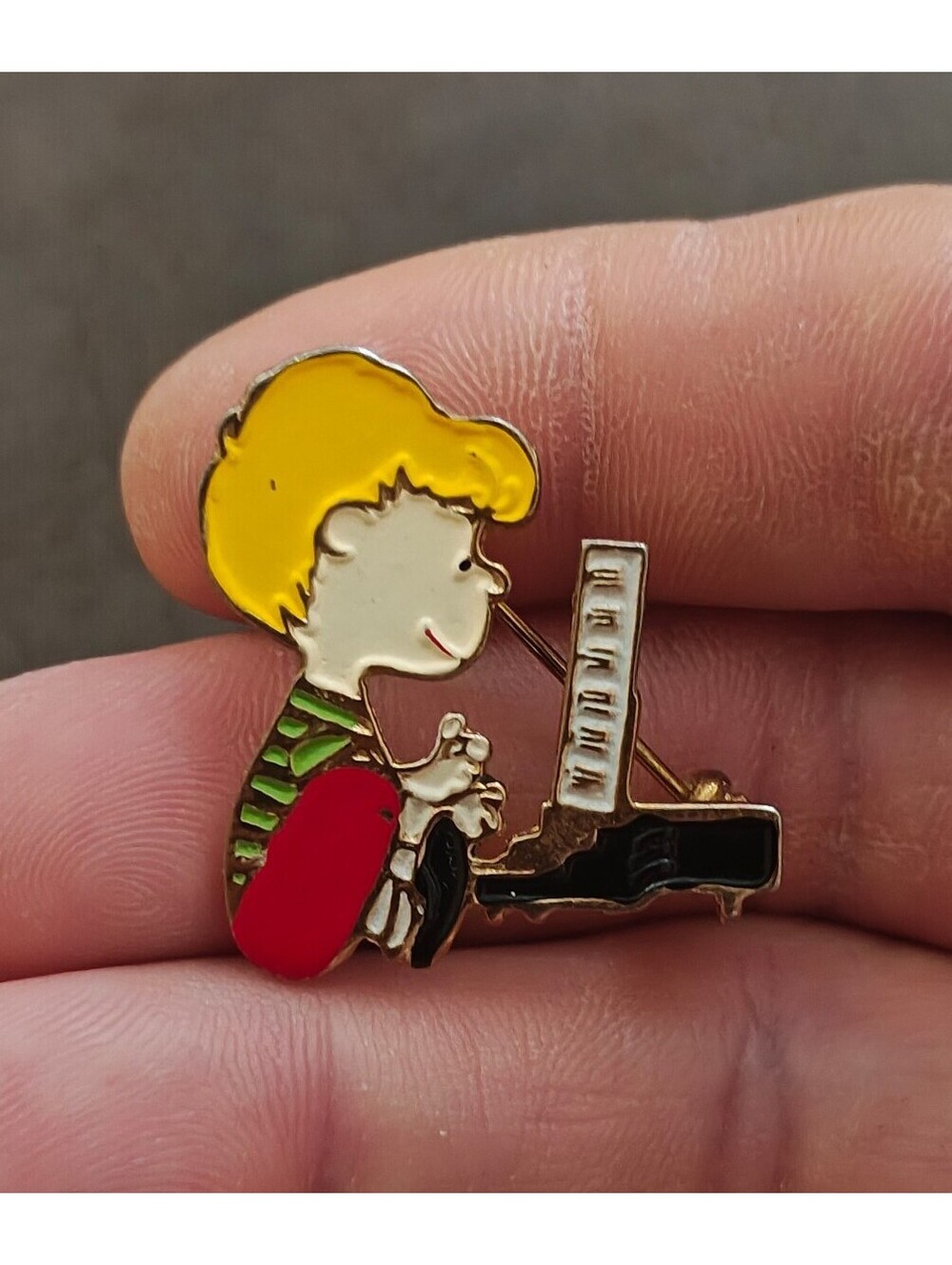 1970s Rare Peanuts Schroeder Playing Piano Cloisonné Gold Tone Enamel Pin